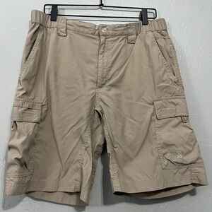 Men’s North Face Tan Hiking Shorts Size large  Cargo Utility nylon